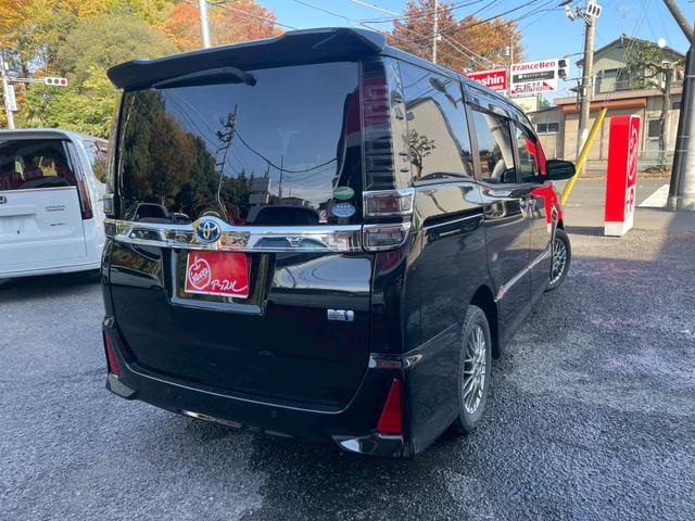 ヴォクシー ハイブリッドＺＳ　煌ＩＩ　純正１０インチナビ、純正フリップダウンモニター、社外デジタルインナーミラー、両側パワースライドドア（2枚目）