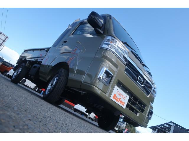 ジャンボエクストラ　（パートタイム４ＷＤ）届出済未使用車　リアデフロック　ＬＥＤヘッドライト＆フォグランプ　オーバーヘッドシェルフ　スマートキー　荷台作業灯　電格ミラー　アイドリングストップ　衝突被害軽減　誤発進抑制(5枚目)