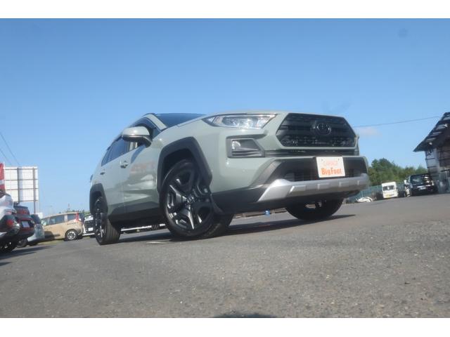 ＲＡＶ４ アドベンチャー　＜パノラマサンルーフ＞　純正９インチナビ　フルセグＴＶ　Ｂｌｕｅｔｏｏｔｈ　ＥＴＣ　置くだけ充電　パワーシート　純正ＬＥＤヘッドライト＆ＦＯＧランプ　トヨタセーフティセンス（安全装置）（4枚目）
