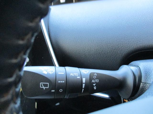 プリウス Ａ　＜後期型＞　純正ナビ　ＴＶ　Ｂｌｕｅｔｏｏｔｈ　地デジフルセグ　バックカメラ　ブラインドスポットモニター　ヘッドアップディスプレイ　ＥＴＣ　純正ＬＥＤヘッドライト＆フォグ　トヨタセーフティーＰＫＧ（28枚目）