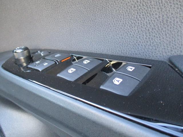 プリウス Ａ　＜後期型＞　純正ナビ　ＴＶ　Ｂｌｕｅｔｏｏｔｈ　地デジフルセグ　バックカメラ　ブラインドスポットモニター　ヘッドアップディスプレイ　ＥＴＣ　純正ＬＥＤヘッドライト＆フォグ　トヨタセーフティーＰＫＧ（30枚目）