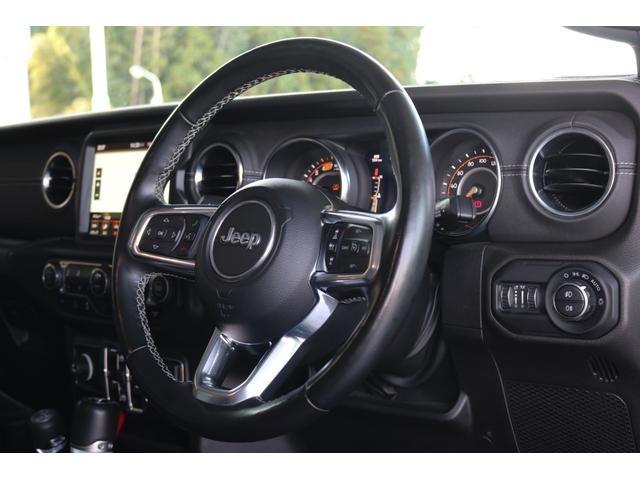 ジープ・ラングラーアンリミテッド サハラ フューエルオフロード20インチブラックAW・ラフカントリーリフトアップ・USルビコンスタイルフロントバンパー・Smittybiltスペアタイヤキャリア・前後センサー・前後カメラ・LEDライト・黒革・(3枚目)