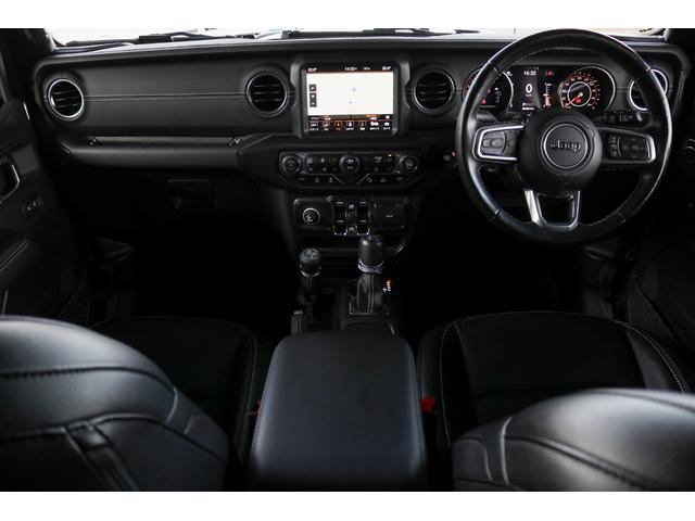 ジープ・ラングラーアンリミテッド サハラ フューエルオフロード20インチブラックAW・ラフカントリーリフトアップ・USルビコンスタイルフロントバンパー・Smittybiltスペアタイヤキャリア・前後センサー・前後カメラ・LEDライト・黒革・(4枚目)