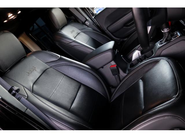 ジープ・ラングラーアンリミテッド サハラ フューエルオフロード20インチブラックAW・ラフカントリーリフトアップ・USルビコンスタイルフロントバンパー・Smittybiltスペアタイヤキャリア・前後センサー・前後カメラ・LEDライト・黒革・(5枚目)