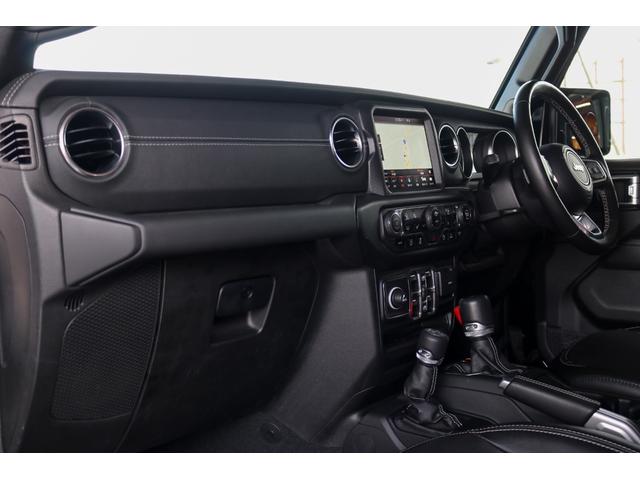 ジープ・ラングラーアンリミテッド サハラ フューエルオフロード20インチブラックAW・ラフカントリーリフトアップ・USルビコンスタイルフロントバンパー・Smittybiltスペアタイヤキャリア・前後センサー・前後カメラ・LEDライト・黒革・(6枚目)