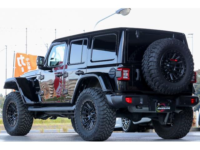 ジープ・ラングラーアンリミテッド サハラ フューエルオフロード20インチブラックAW・ラフカントリーリフトアップ・USルビコンスタイルフロントバンパー・Smittybiltスペアタイヤキャリア・前後センサー・前後カメラ・LEDライト・黒革・(17枚目)