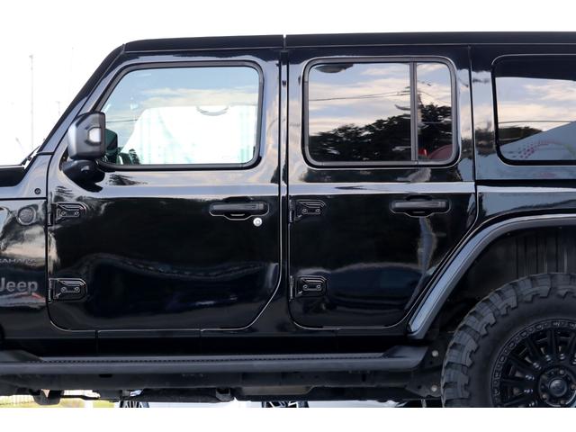 ジープ・ラングラーアンリミテッド サハラ フューエルオフロード20インチブラックAW・ラフカントリーリフトアップ・USルビコンスタイルフロントバンパー・Smittybiltスペアタイヤキャリア・前後センサー・前後カメラ・LEDライト・黒革・(26枚目)