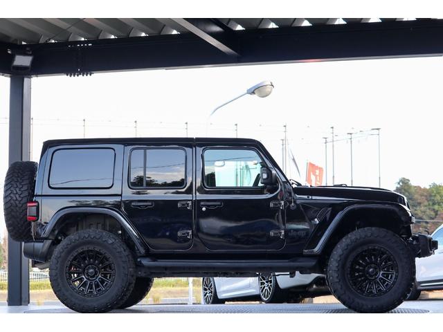 ジープ・ラングラーアンリミテッド サハラ フューエルオフロード20インチブラックAW・ラフカントリーリフトアップ・USルビコンスタイルフロントバンパー・Smittybiltスペアタイヤキャリア・前後センサー・前後カメラ・LEDライト・黒革・(31枚目)