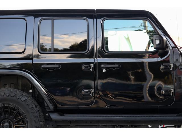 ジープ・ラングラーアンリミテッド サハラ フューエルオフロード20インチブラックAW・ラフカントリーリフトアップ・USルビコンスタイルフロントバンパー・Smittybiltスペアタイヤキャリア・前後センサー・前後カメラ・LEDライト・黒革・(33枚目)