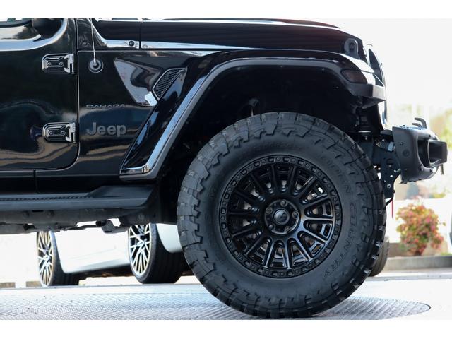 ジープ・ラングラーアンリミテッド サハラ フューエルオフロード20インチブラックAW・ラフカントリーリフトアップ・USルビコンスタイルフロントバンパー・Smittybiltスペアタイヤキャリア・前後センサー・前後カメラ・LEDライト・黒革・(34枚目)