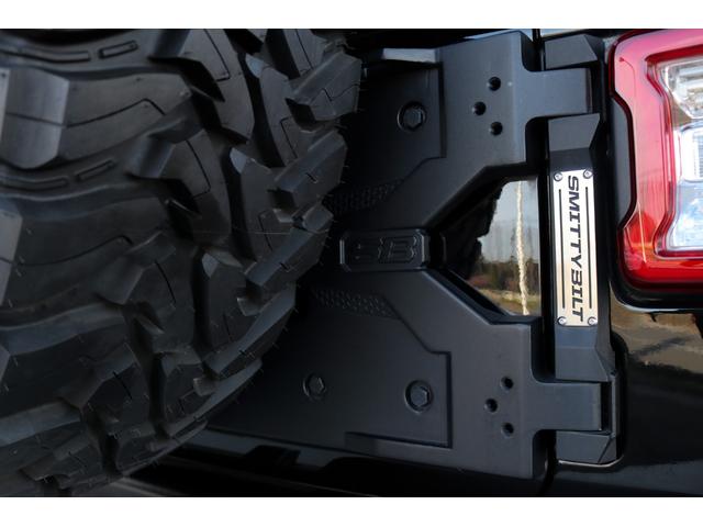 ジープ・ラングラーアンリミテッド サハラ フューエルオフロード20インチブラックAW・ラフカントリーリフトアップ・USルビコンスタイルフロントバンパー・Smittybiltスペアタイヤキャリア・前後センサー・前後カメラ・LEDライト・黒革・(44枚目)