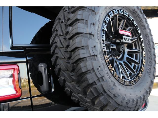 ジープ・ラングラーアンリミテッド サハラ フューエルオフロード20インチブラックAW・ラフカントリーリフトアップ・USルビコンスタイルフロントバンパー・Smittybiltスペアタイヤキャリア・前後センサー・前後カメラ・LEDライト・黒革・(47枚目)