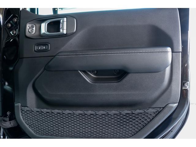 ジープ・ラングラーアンリミテッド サハラ フューエルオフロード20インチブラックAW・ラフカントリーリフトアップ・USルビコンスタイルフロントバンパー・Smittybiltスペアタイヤキャリア・前後センサー・前後カメラ・LEDライト・黒革・(50枚目)