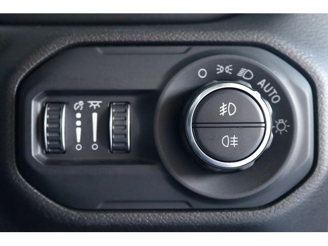 ジープ・ラングラーアンリミテッド サハラ フューエルオフロード20インチブラックAW・ラフカントリーリフトアップ・USルビコンスタイルフロントバンパー・Smittybiltスペアタイヤキャリア・前後センサー・前後カメラ・LEDライト・黒革・(56枚目)