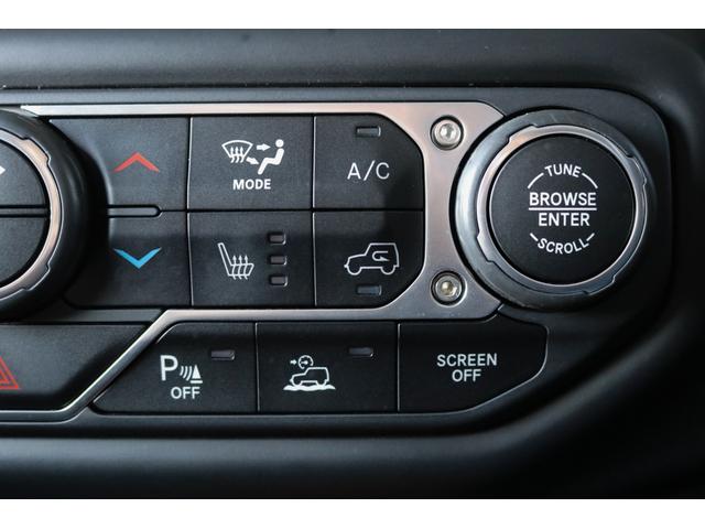 ジープ・ラングラーアンリミテッド サハラ フューエルオフロード20インチブラックAW・ラフカントリーリフトアップ・USルビコンスタイルフロントバンパー・Smittybiltスペアタイヤキャリア・前後センサー・前後カメラ・LEDライト・黒革・(60枚目)