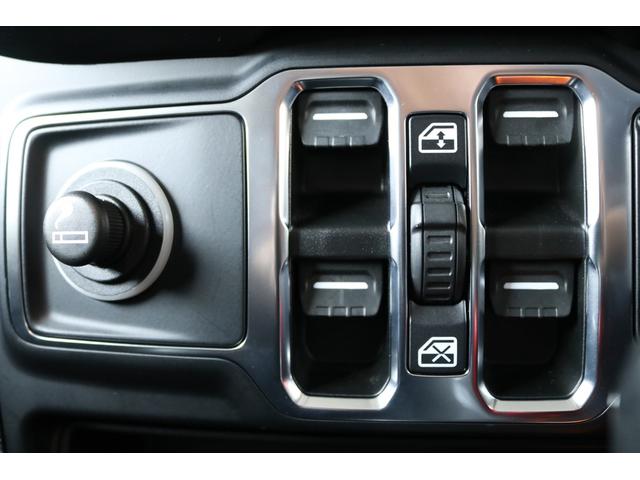 ジープ・ラングラーアンリミテッド サハラ フューエルオフロード20インチブラックAW・ラフカントリーリフトアップ・USルビコンスタイルフロントバンパー・Smittybiltスペアタイヤキャリア・前後センサー・前後カメラ・LEDライト・黒革・(61枚目)