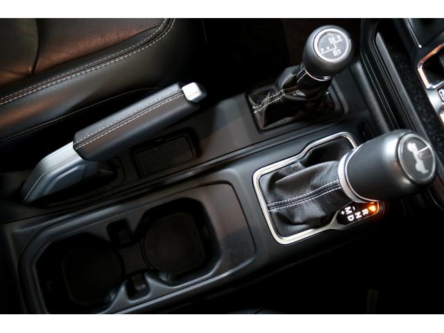 ジープ・ラングラーアンリミテッド サハラ フューエルオフロード20インチブラックAW・ラフカントリーリフトアップ・USルビコンスタイルフロントバンパー・Smittybiltスペアタイヤキャリア・前後センサー・前後カメラ・LEDライト・黒革・(62枚目)