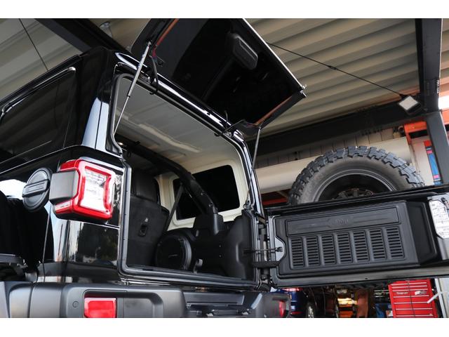 ジープ・ラングラーアンリミテッド サハラ フューエルオフロード20インチブラックAW・ラフカントリーリフトアップ・USルビコンスタイルフロントバンパー・Smittybiltスペアタイヤキャリア・前後センサー・前後カメラ・LEDライト・黒革・(80枚目)