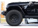 サハラ フューエルオフロード20インチブラックAW・ラフカントリーリフトアップ・USルビコンスタイルフロントバンパー・Smittybiltスペアタイヤキャリア・前後センサー・前後カメラ・LEDライト・黒革・(25枚目)
