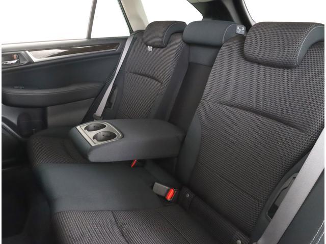 リヤシートもゆったり座れます！アームレスト付きで快適です！