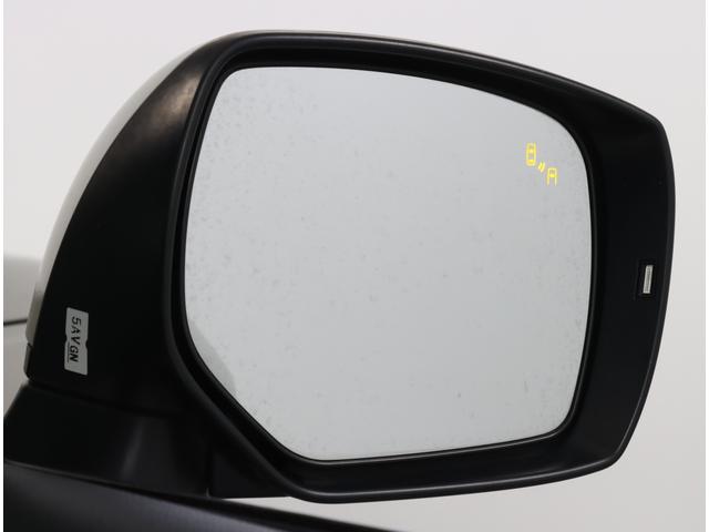 車体後部に内蔵されたセンサーによって、自車の後側方から接近する車両を検知。衝突の危険があるとシステムが判断した場合、ドアミラーのＬＥＤインジケーターや警報音でドライバーに注意を促します。