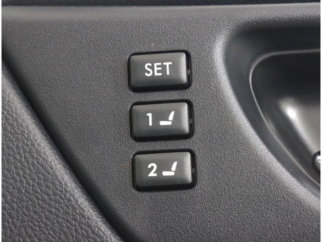 あらかじめ登録しておいたシートポジションとともに、ドアミラーの角度を自動的に再現する運転席シートポジションメモリー機能付です！