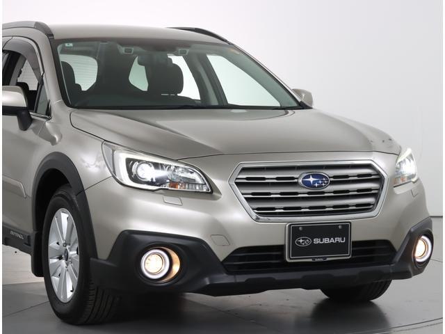 白く明るい光で夜間走行の安心感を高めるＬＥＤヘッドランプです。