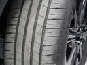 各タイヤのショルダー部にひびがございますが、走行性や安全性能への問題はございませんので交換は不要です。タイヤ溝は５ミリ残っております。
