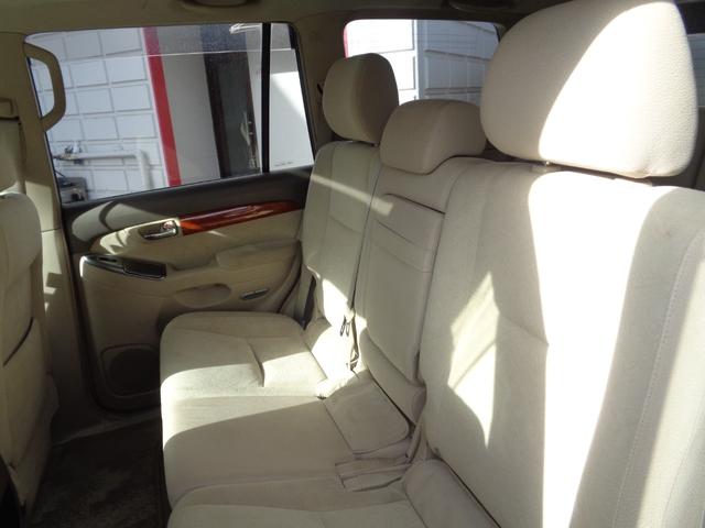 ゆったり座れるセカンドシート。