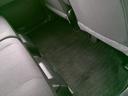 後部座席足元の様子　フロアーマット付き
