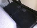 後部座席足元の様子　フロアーマット付き