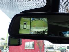 【デジタルインナーミラー】車両後方カメラの映像をミラーに映すことが出来ます。　そのため、後席に人や荷物があって後方が見えづらい場合でもしっかり視界を確保することが出来ます。 7