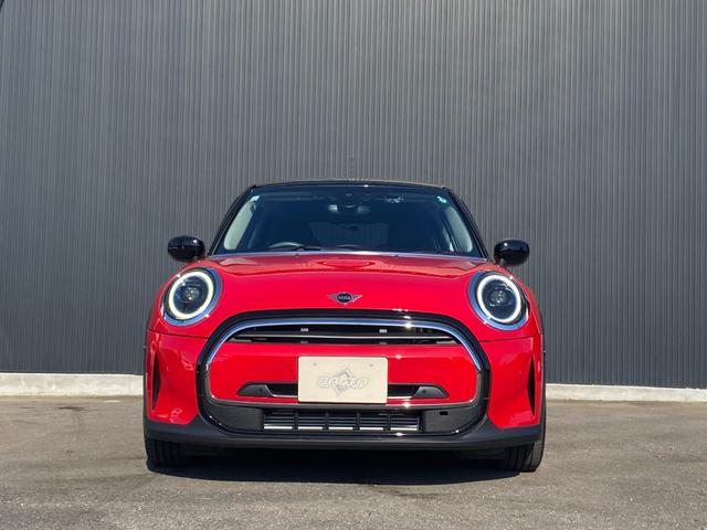 ＭＩＮＩ クーパー　エッセンシャル・トリム　ワンオーナー　ペッパーＰＫＧ　ＨＤＤナビ　Ｂカメラ　フルデジタルメーター　ＡＣＣ　前席Ｓヒーター　アンビエントＬ　ＭＩＮＩカーテシランプ　前後ドラレコ　Ｃアクセス　インテリセーフＰＫＧ　ＬＥＤライト（3枚目）