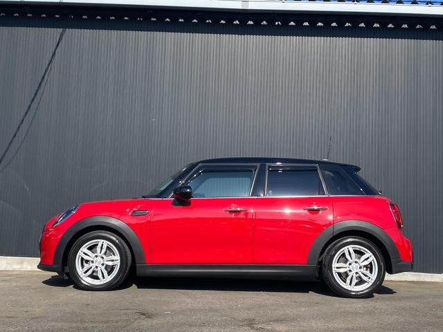 ＭＩＮＩ クーパー　エッセンシャル・トリム　ワンオーナー　ペッパーＰＫＧ　ＨＤＤナビ　Ｂカメラ　フルデジタルメーター　ＡＣＣ　前席Ｓヒーター　アンビエントＬ　ＭＩＮＩカーテシランプ　前後ドラレコ　Ｃアクセス　インテリセーフＰＫＧ　ＬＥＤライト（5枚目）