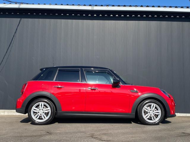 ＭＩＮＩ クーパー　エッセンシャル・トリム　ワンオーナー　ペッパーＰＫＧ　ＨＤＤナビ　Ｂカメラ　フルデジタルメーター　ＡＣＣ　前席Ｓヒーター　アンビエントＬ　ＭＩＮＩカーテシランプ　前後ドラレコ　Ｃアクセス　インテリセーフＰＫＧ　ＬＥＤライト（6枚目）