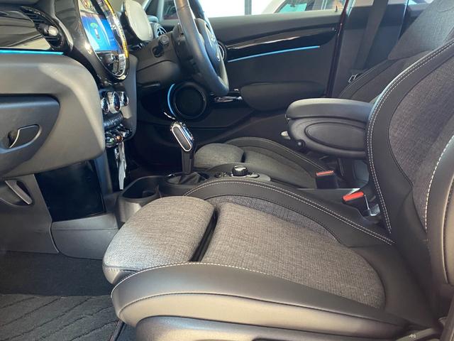 ＭＩＮＩ クーパー　エッセンシャル・トリム　ワンオーナー　ペッパーＰＫＧ　ＨＤＤナビ　Ｂカメラ　フルデジタルメーター　ＡＣＣ　前席Ｓヒーター　アンビエントＬ　ＭＩＮＩカーテシランプ　前後ドラレコ　Ｃアクセス　インテリセーフＰＫＧ　ＬＥＤライト（11枚目）