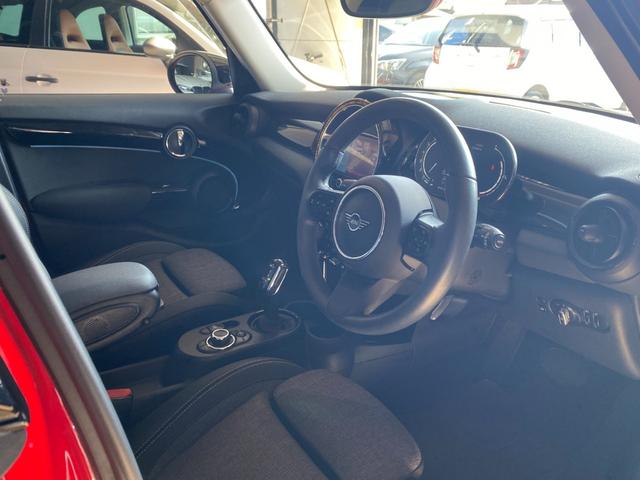 ＭＩＮＩ クーパー　エッセンシャル・トリム　ワンオーナー　ペッパーＰＫＧ　ＨＤＤナビ　Ｂカメラ　フルデジタルメーター　ＡＣＣ　前席Ｓヒーター　アンビエントＬ　ＭＩＮＩカーテシランプ　前後ドラレコ　Ｃアクセス　インテリセーフＰＫＧ　ＬＥＤライト（24枚目）