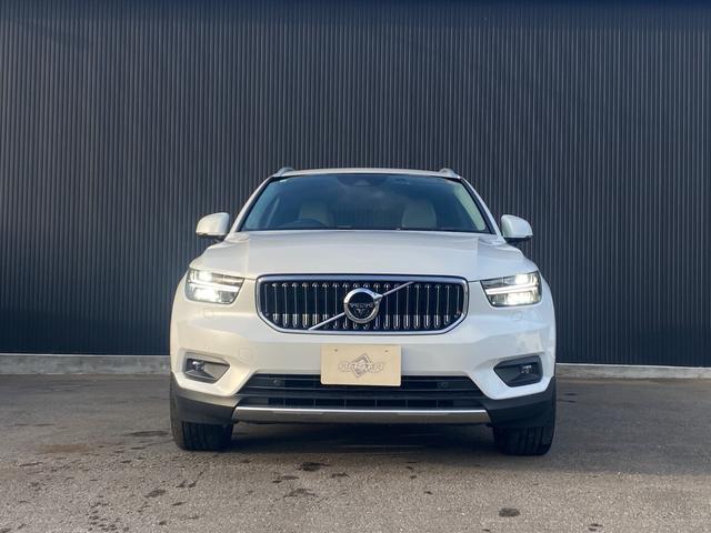 ＸＣ４０ Ｂ４　ＡＷＤ　インスクリプション　ＨＤＤナビ　３６０°カメラ　ベージュ本革　ＨａｒｍａｎＫａｒｄｏｎ　ＣａｒＰｌａｙ　インテリセーフ　ＬＫＡ　ＡＣＣ　サイドＡ　ステアヒーター　クリスタルシフトノブ　Ｗチャージ　前後ドラレコ　ＣＴＡ（3枚目）