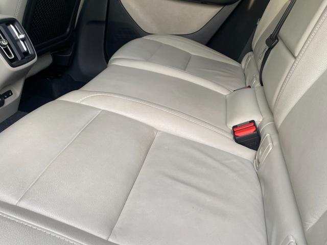 ＸＣ４０ Ｂ４　ＡＷＤ　インスクリプション　ＨＤＤナビ　３６０°カメラ　ベージュ本革　ＨａｒｍａｎＫａｒｄｏｎ　ＣａｒＰｌａｙ　インテリセーフ　ＬＫＡ　ＡＣＣ　サイドＡ　ステアヒーター　クリスタルシフトノブ　Ｗチャージ　前後ドラレコ　ＣＴＡ（18枚目）