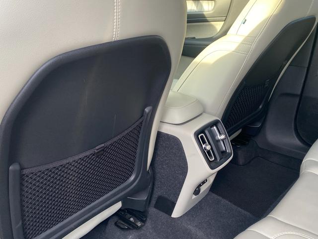 ＸＣ４０ Ｂ４　ＡＷＤ　インスクリプション　ＨＤＤナビ　３６０°カメラ　ベージュ本革　ＨａｒｍａｎＫａｒｄｏｎ　ＣａｒＰｌａｙ　インテリセーフ　ＬＫＡ　ＡＣＣ　サイドＡ　ステアヒーター　クリスタルシフトノブ　Ｗチャージ　前後ドラレコ　ＣＴＡ（20枚目）