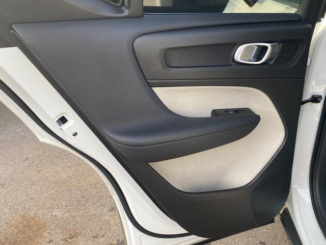 ＸＣ４０ Ｂ４　ＡＷＤ　インスクリプション　ＨＤＤナビ　３６０°カメラ　ベージュ本革　ＨａｒｍａｎＫａｒｄｏｎ　ＣａｒＰｌａｙ　インテリセーフ　ＬＫＡ　ＡＣＣ　サイドＡ　ステアヒーター　クリスタルシフトノブ　Ｗチャージ　前後ドラレコ　ＣＴＡ（22枚目）