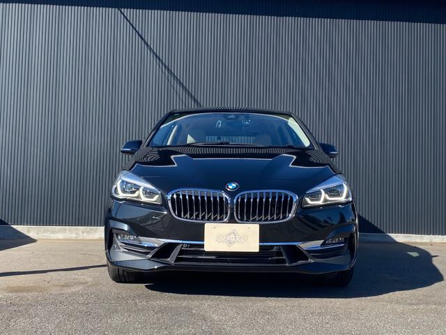 ２シリーズ ２１８ｄアクティブツアラー　ラグジュアリー　後期モデル　タッチパネルｉＤｒｉｖｅナビ　バックカメラ　オイスター革シート　前席シートヒーター　レインセンサー　インテリセーフＰＫＧ　アンビエントライト　パワーバックドア　フットオープナー　前後Ｄレコ（3枚目）