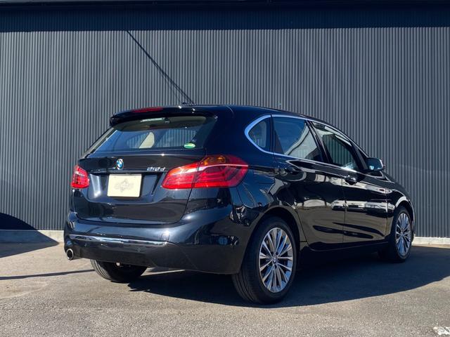 ２シリーズ ２１８ｄアクティブツアラー　ラグジュアリー　後期モデル　タッチパネルｉＤｒｉｖｅナビ　バックカメラ　オイスター革シート　前席シートヒーター　レインセンサー　インテリセーフＰＫＧ　アンビエントライト　パワーバックドア　フットオープナー　前後Ｄレコ（9枚目）