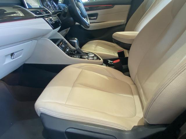 ２シリーズ ２１８ｄアクティブツアラー　ラグジュアリー　後期モデル　タッチパネルｉＤｒｉｖｅナビ　バックカメラ　オイスター革シート　前席シートヒーター　レインセンサー　インテリセーフＰＫＧ　アンビエントライト　パワーバックドア　フットオープナー　前後Ｄレコ（11枚目）