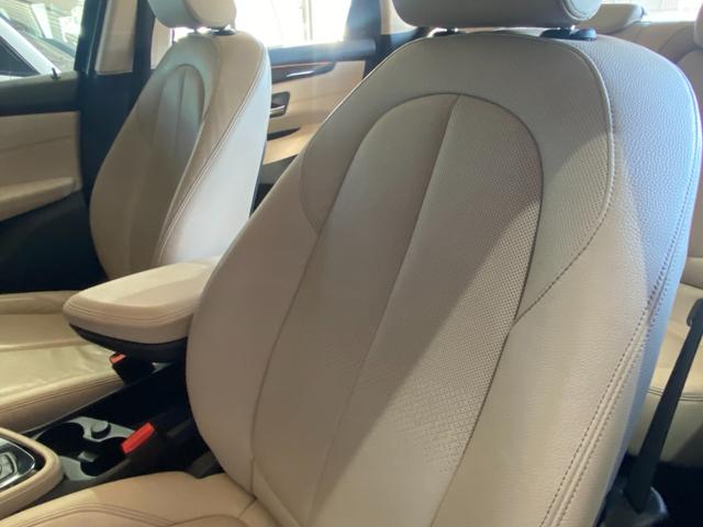 ２シリーズ ２１８ｄアクティブツアラー　ラグジュアリー　後期モデル　タッチパネルｉＤｒｉｖｅナビ　バックカメラ　オイスター革シート　前席シートヒーター　レインセンサー　インテリセーフＰＫＧ　アンビエントライト　パワーバックドア　フットオープナー　前後Ｄレコ（12枚目）