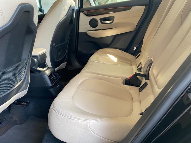 ２シリーズ ２１８ｄアクティブツアラー　ラグジュアリー　後期モデル　タッチパネルｉＤｒｉｖｅナビ　バックカメラ　オイスター革シート　前席シートヒーター　レインセンサー　インテリセーフＰＫＧ　アンビエントライト　パワーバックドア　フットオープナー　前後Ｄレコ（16枚目）