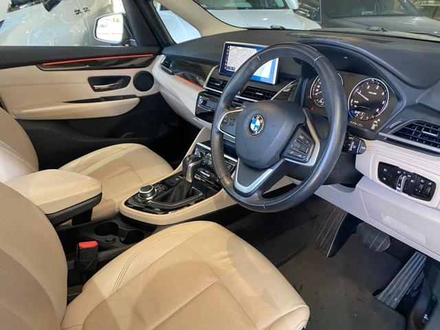 ２シリーズ ２１８ｄアクティブツアラー　ラグジュアリー　後期モデル　タッチパネルｉＤｒｉｖｅナビ　バックカメラ　オイスター革シート　前席シートヒーター　レインセンサー　インテリセーフＰＫＧ　アンビエントライト　パワーバックドア　フットオープナー　前後Ｄレコ（26枚目）