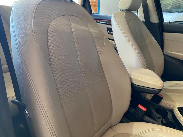 ２シリーズ ２１８ｄアクティブツアラー　ラグジュアリー　後期モデル　タッチパネルｉＤｒｉｖｅナビ　バックカメラ　オイスター革シート　前席シートヒーター　レインセンサー　インテリセーフＰＫＧ　アンビエントライト　パワーバックドア　フットオープナー　前後Ｄレコ（28枚目）