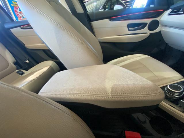 ２シリーズ ２１８ｄアクティブツアラー　ラグジュアリー　後期モデル　タッチパネルｉＤｒｉｖｅナビ　バックカメラ　オイスター革シート　前席シートヒーター　レインセンサー　インテリセーフＰＫＧ　アンビエントライト　パワーバックドア　フットオープナー　前後Ｄレコ（53枚目）