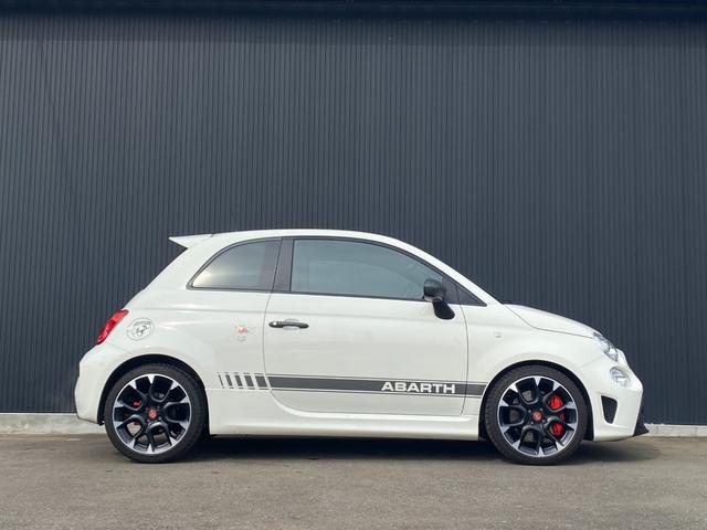 アバルト５９５ コンペティツィオーネ　Ｕ－Ｃｏｎｎｅｃｔ　ＣａｒＰｌａｙ　Ｓａｂｅｌｔ茶半革シート　社外エアクリ　レコードモンツァＭ　Ｂｒｅｍｂｏ赤キャリパー　キーシリンダーイルミ　前後Ｄレコ　社外セキュリティ　ＡＢＡＲＴＨサイドデカール（6枚目）